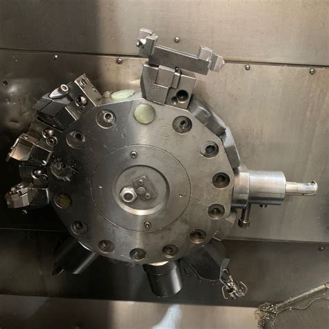 Torno cnc com ferramenta acionada 